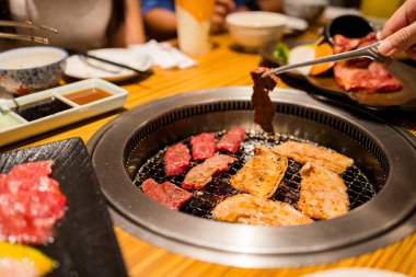 Restoranda Japon tarzı bbq 