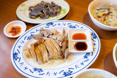 Restoranda tabakta kaz eti dilimi