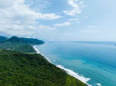 Güzel deniz ve adanın üzerindeki kıyı şeridi.