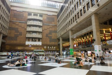 Tayvan - 25 Temmuz 2023: Taipei ana istasyonunun içi