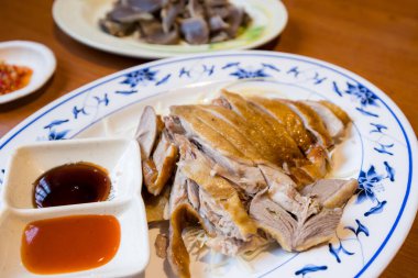 Restoranda tabakta kaz eti dilimi