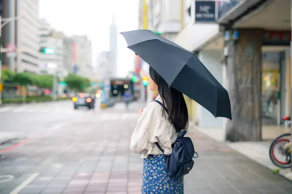 Женщина Держит Черным Зонтиком Городе Тайбэй — стоковое фото