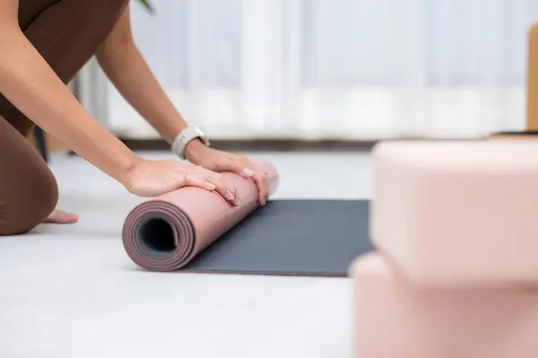 Woman Roll Her Yoga Mat Class — Stock Photo, Image