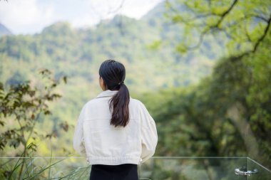 Kadın yeşillik dağına bak.