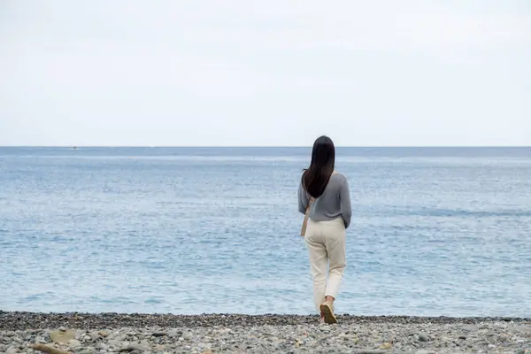 Wanita Berjalan Sepanjang Pantai Batu — Stok Foto