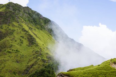 Hehuanshan 'daki dağın üstünden sisli