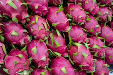 Ejderha meyveleri süpermarkette istiflenmiş. 