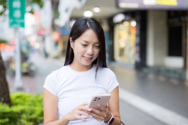 Şehirde kadın cep telefonu kullanımı