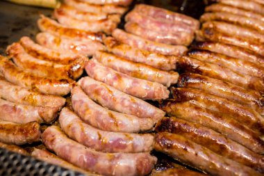 Sokak pazarında ızgara sosis.