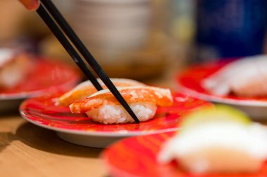 Japon restoranında suşiyle birlikte yemek çubuğu.