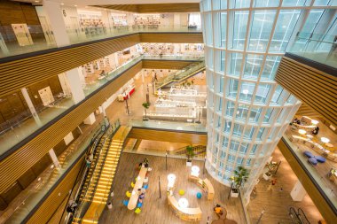 Tayvan - 04 Mayıs 2023: Tayvan Halk Kütüphanesinin İçi