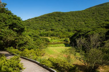 Dağda yürüyüş parkuru.
