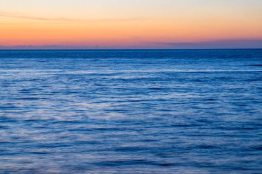 Denizin üzerinde güzel bir gün batımı