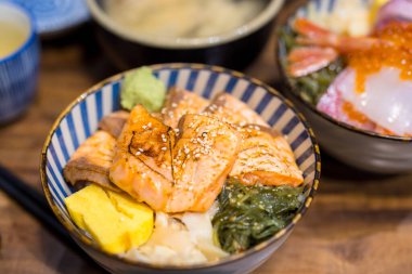 Izgara somon balığı pilav kasesi.