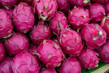 Ejderha meyveleri süpermarkette istiflenmiş. 