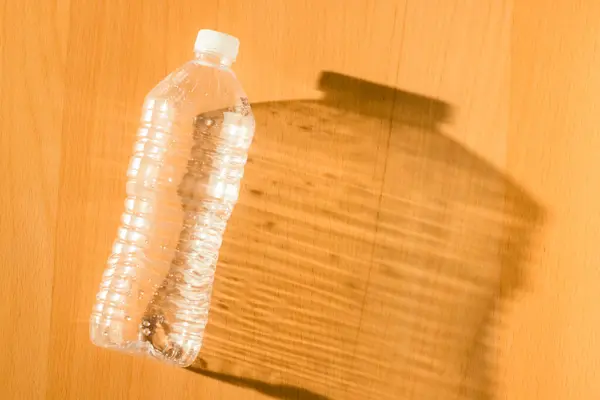 Порожня Пляшка Води Столі Під Сонячним Світлом — стокове фото
