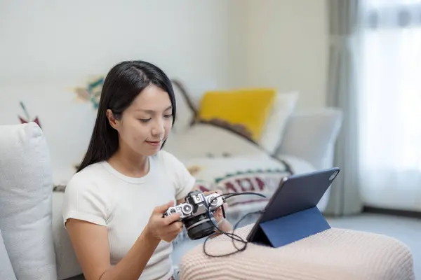Mujer Utilizar Cámara Para Conectar Con Ordenador Tableta Casa —  Fotos de Stock