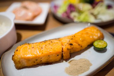 Restoranda kızarmış somon fileto.