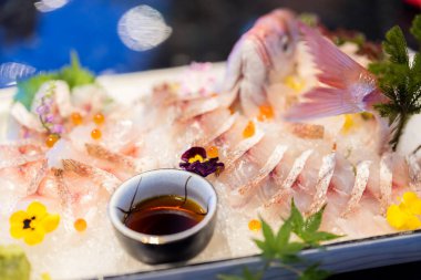 Japon restoranında taze çiğ balık sashimi dilimi.