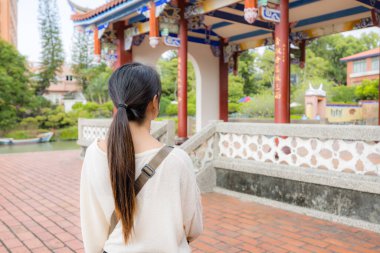 Kadın Çin tapınağını ziyaret et.