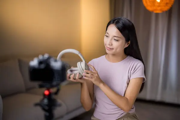 Женщина Снимает Видео Камеру Показать Свой Новый Наушник Дома — стоковое фото
