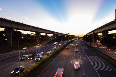Tayvan - 25 Eylül 2023: Günbatımında şehir trafiği 