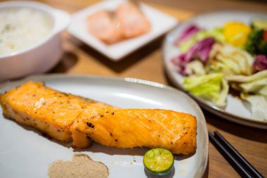 Restoranda kızarmış somon fileto.