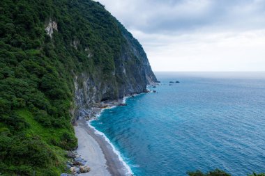Tayvan 'ın Hualien bölgesindeki deniz ve dağ