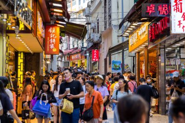 Macau - 28 Haziran 2023: Macau 'da hediyelik eşya dükkanı caddesi