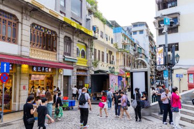 Macau - 28 Haziran 2023: Macau 'da insanlar şehir merkezinde yürüyor