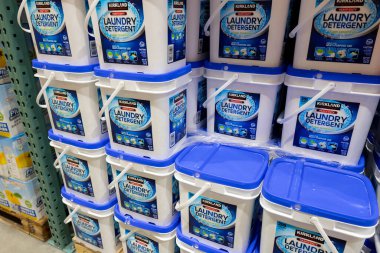 Tayvan - 22 Eylül 2023: Costco mağazasında Kirkland marka ürünler
