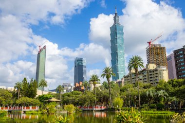 Taipei, Tayvan - 02 Ekim 2023: Taipei 101 kulesi Taipei 'de Sun Yat Sen Memorial Hall' da