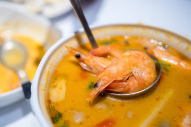 Karides ile Tom Yum çorbası