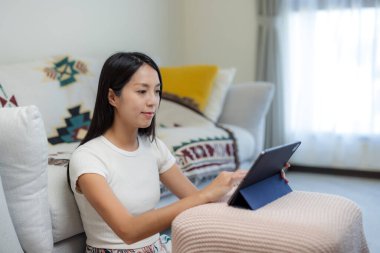 Evde dijital tablet kullanan kadınlar