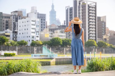 Gezgin kadın Taipei şehrini ziyaret etti.