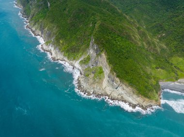 Güzel hava manzarası Dağ adası ve deniz