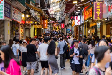 Macau - 28 Haziran 2023: Macau 'da hediyelik eşya dükkanı caddesi