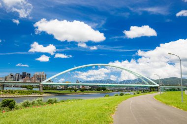 Taipei, Tayvan - 25 Temmuz 2023: Taipei şehrinde Keelung Nehri 'ni geçen köprü