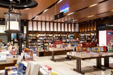 Taipei, Tayvan - 05 Ekim 2023: Taipei şehrinin Dazhi bölgesinde Noke alışveriş merkezindeki Tsutaya kitapçısı