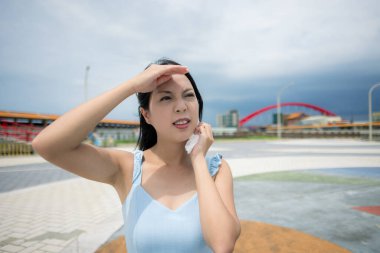 Kadınlar şehirde terlemek için doku kullanırlar.