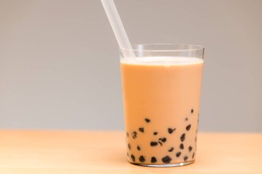 Bir bardak sütlü çay.