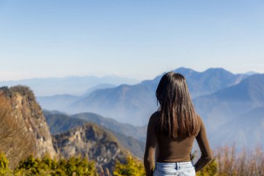 Yürüyüş kadını, şu dağ manzarasına bak.