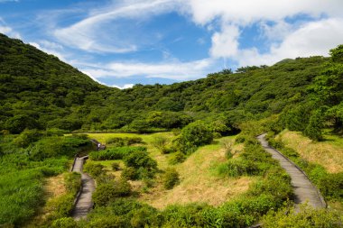 Dağda yürüyüş parkuru.