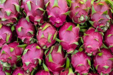 Ejderha meyveleri süpermarkette istiflenmiş. 