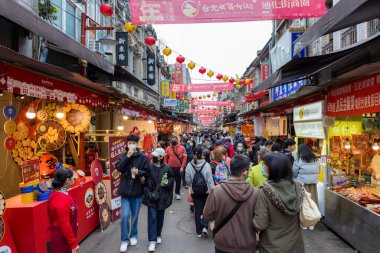 Taipei, Tayvan - 18 Ocak 2023: Taipei City 'deki Dihua caddesinde yeni yıl geleneksel pazarı