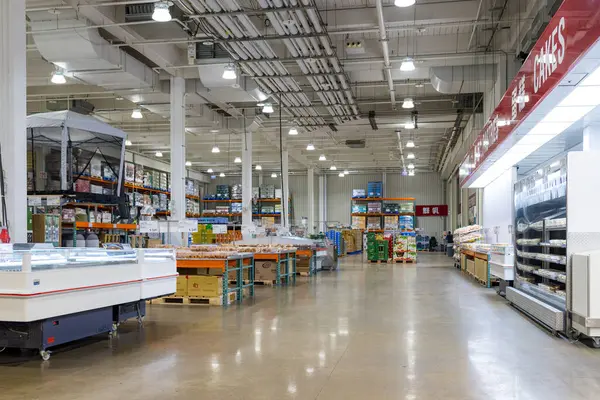 Taoyuan, Tayvan - 17 Ağustos 2023: Tayvan Nankan 'daki Costco toptan satış mağazası