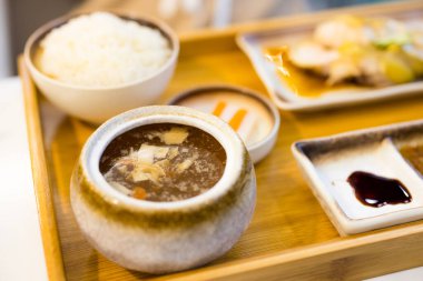 Çin restoranında Asya mutfağı buğulama çorbası.