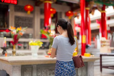 Asyalı kadın Çin tapınağında dua ediyor.