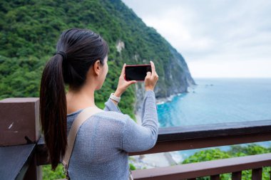 Hualien Denizi 'nde bir kadın cep telefonu kullanıyor.