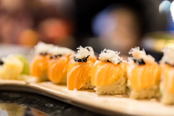日本餐馆里的鲑鱼卷菜 — 图库照片